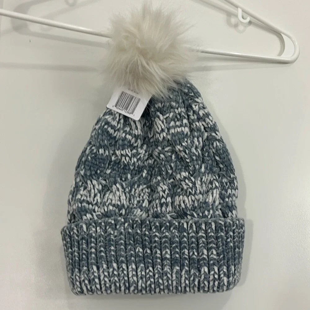 New Kohl's Blue, White Knit Beanie Winter Cap